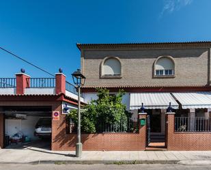 Vista exterior de Casa o xalet en venda en Gines amb Aire condicionat, Jardí privat i Terrassa