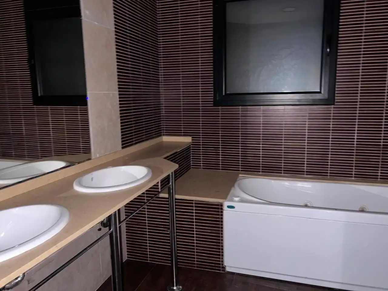 Bany de Casa o xalet en venda en Vilanova del Vallès amb Jardí privat, Terrassa i Piscina