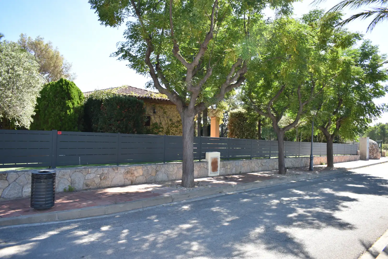 Vista exterior de Casa o xalet en venda en Mont-roig del Camp amb Aire condicionat, Calefacció i Jardí privat