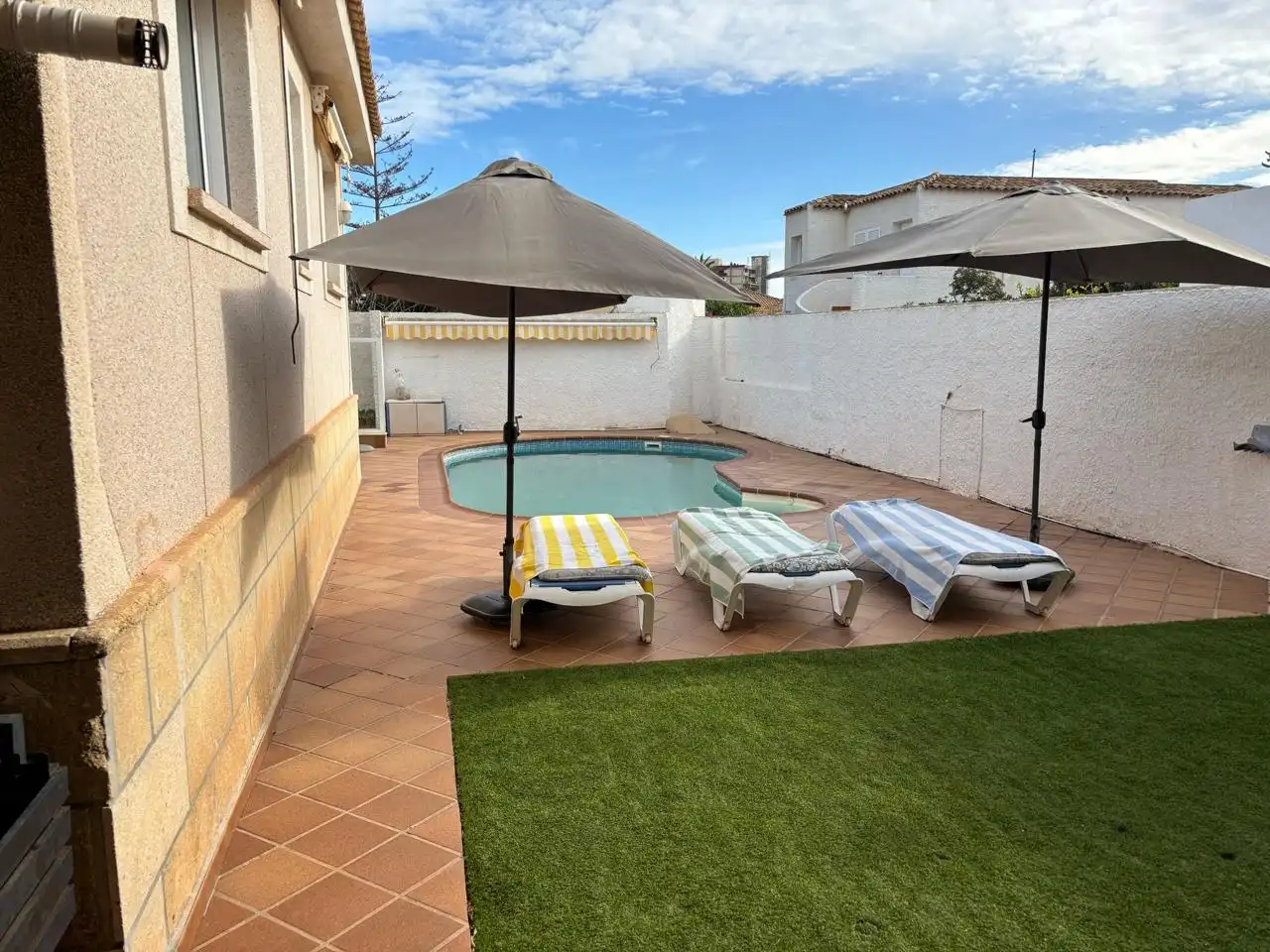 Schwimmbecken von Haus oder Chalet zum Verkauf in La Manga del Mar Menor mit Klimaanlage, Heizung und Privatgarten