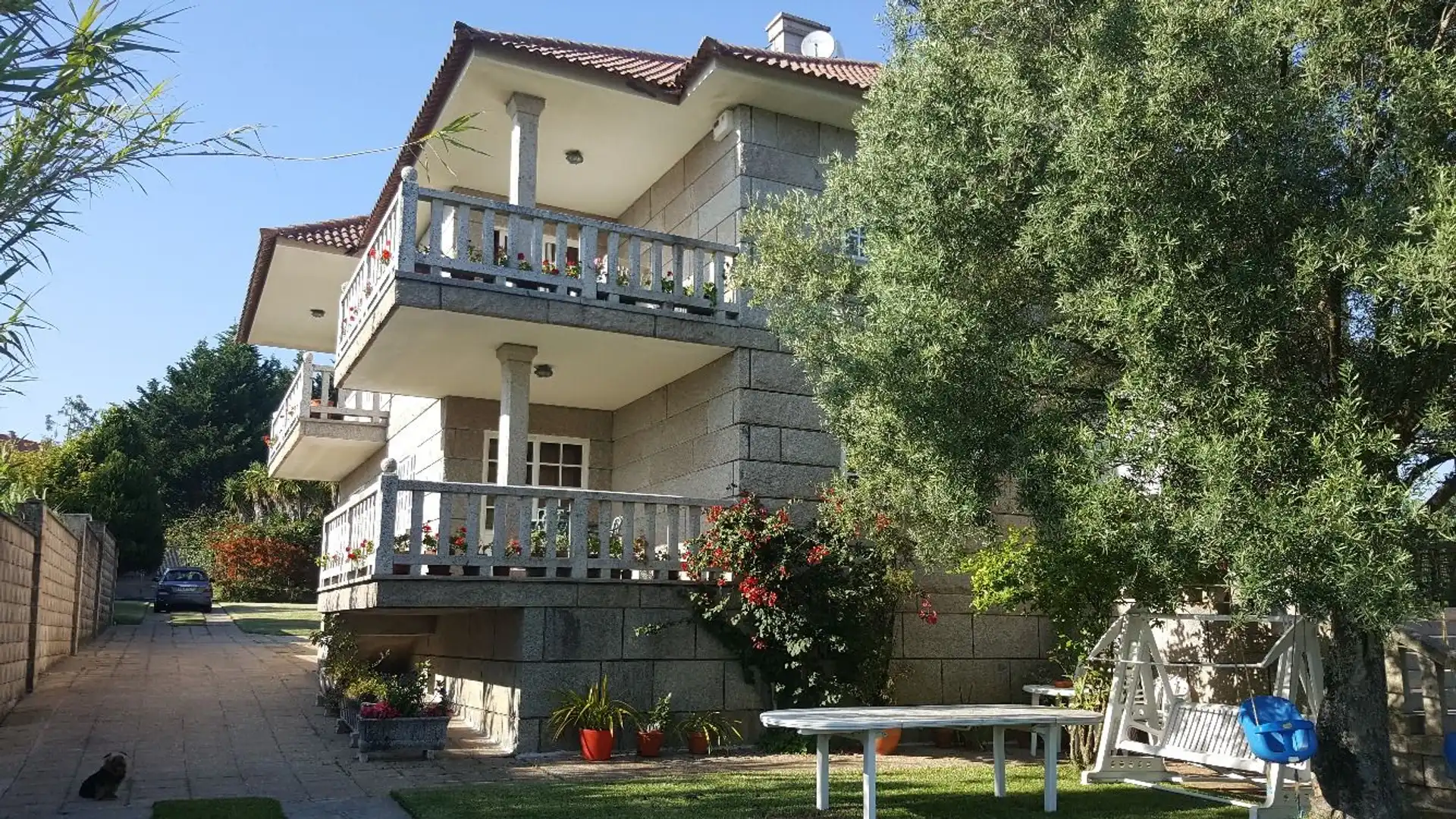 Vista exterior de Casa o xalet en venda en Nigrán amb Jardí privat, Piscina i Balcó