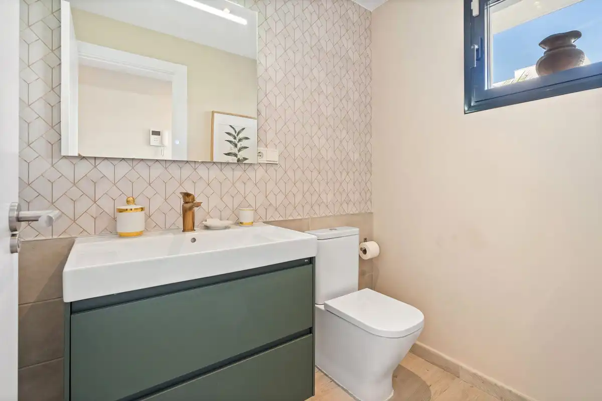 Badezimmer von Einfamilien-Reihenhaus zum Verkauf in Fuengirola mit Klimaanlage, Heizung und Terrasse