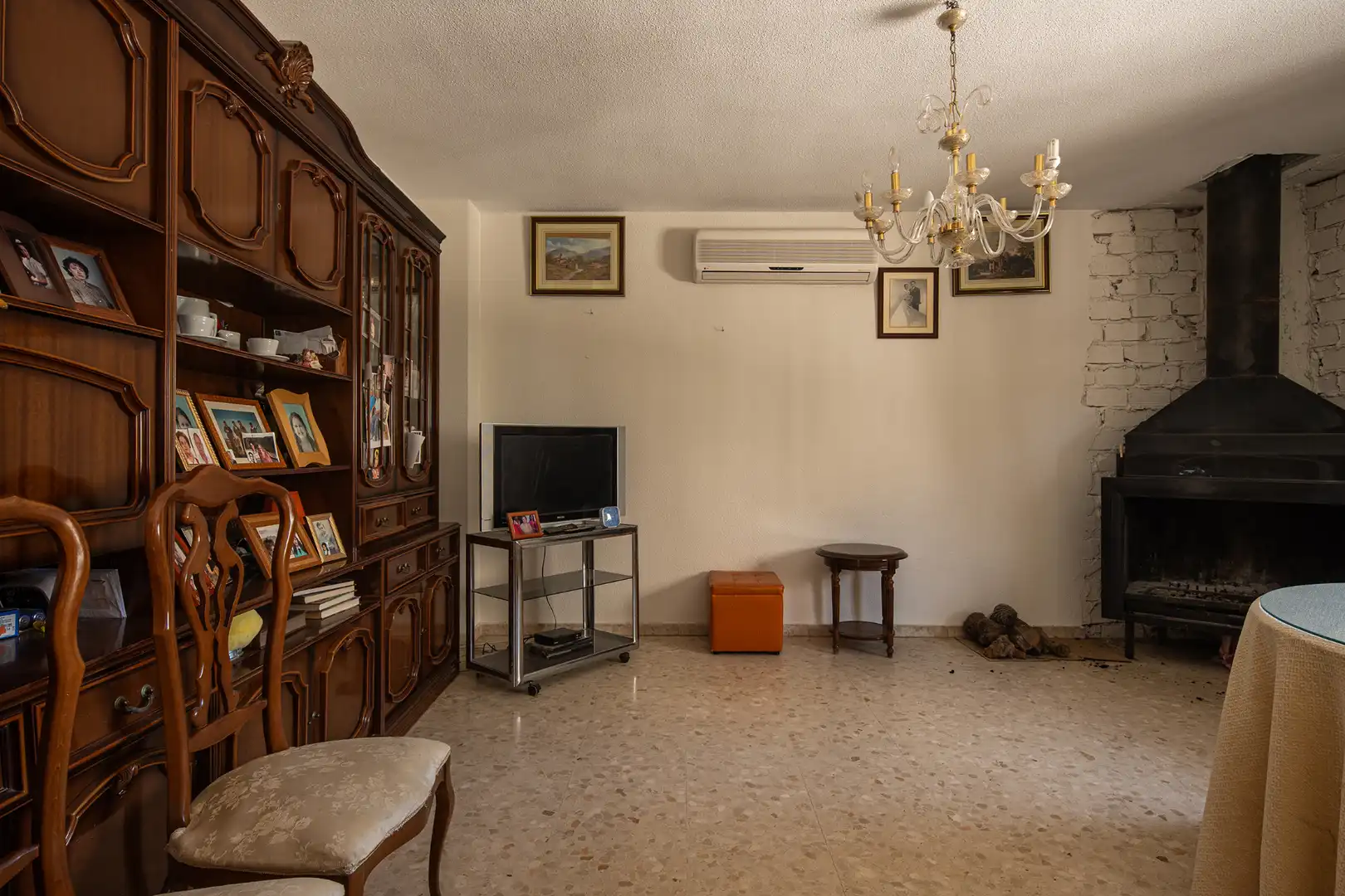 Wohnzimmer von Einfamilien-Reihenhaus zum Verkauf in Granada mit Klimaanlage, Privatgarten und Terrasse
