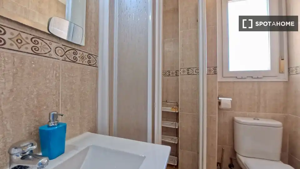 Badezimmer von Wohnungen zur untervermieten in Madrid mit Klimaanlage, Terrasse und Möbliert