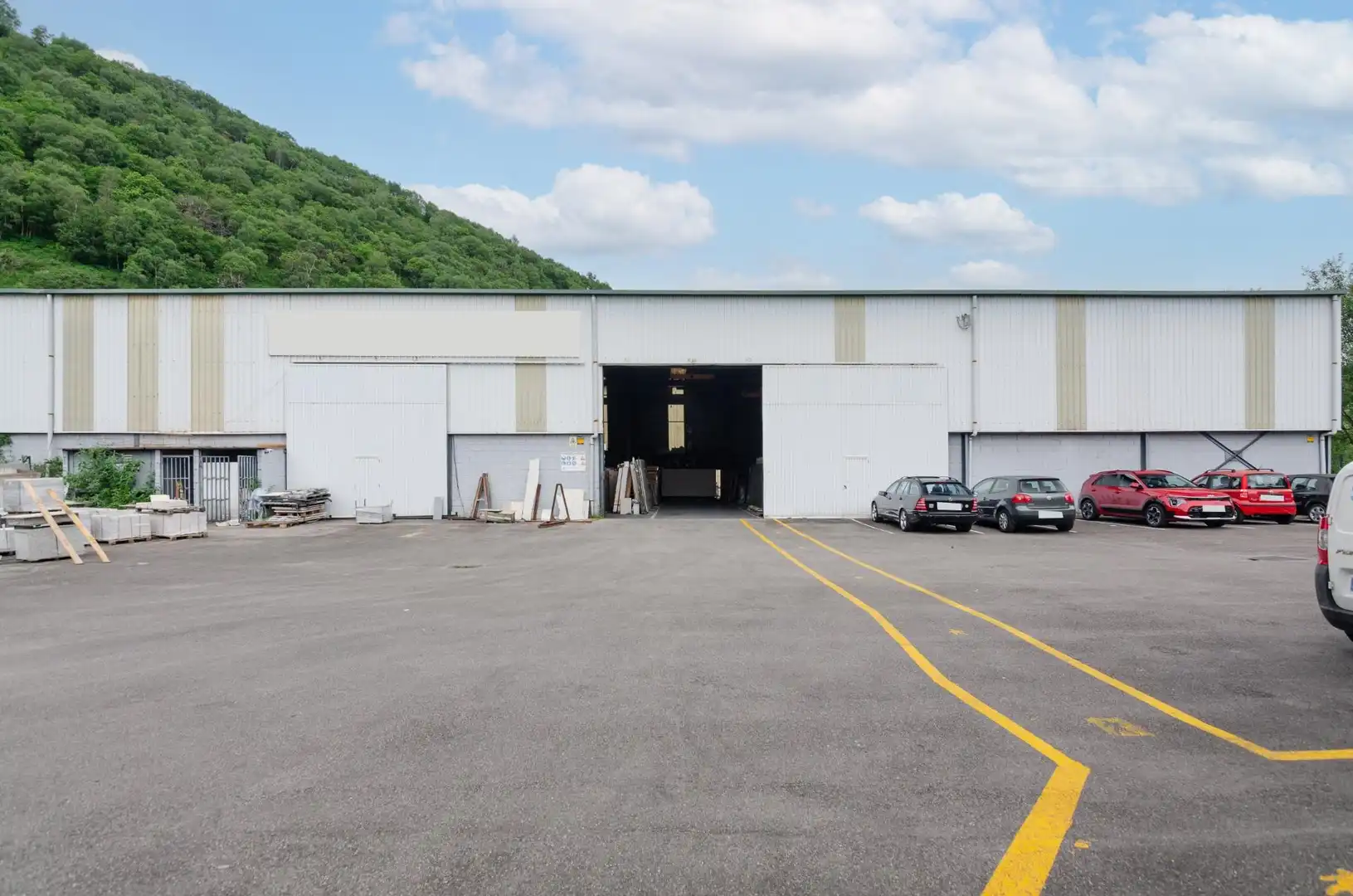 Vista exterior de Nau industrial en venda en Mieres (Asturias)