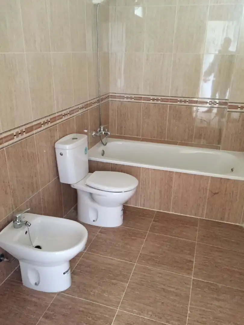 Badezimmer von Wohnungen zum Verkauf in Fuente Vaqueros mit Ofen und Waschmaschine
