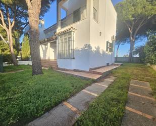 Vista exterior de Casa adosada en venda en Chiclana de la Frontera amb Terrassa, Piscina i Piscina comunitària