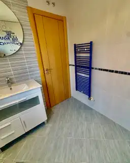 Bany de Casa o xalet en venda en Onzonilla amb Calefacció, Parquet i Terrassa