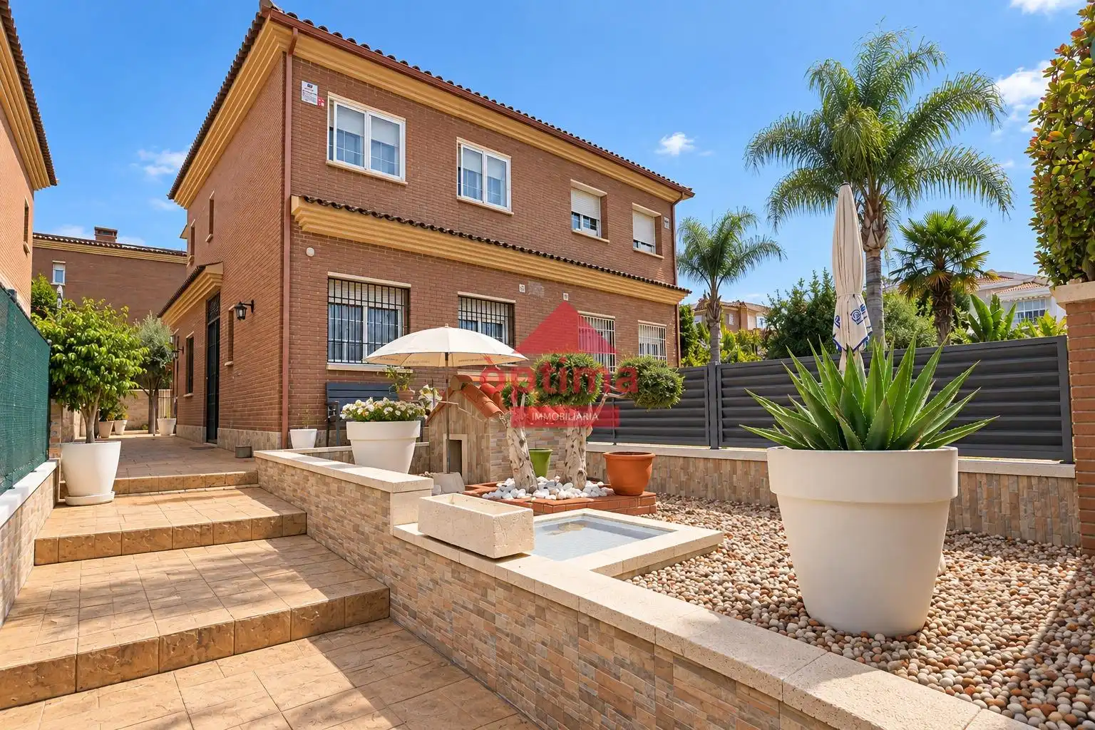 Casa a schiera con terrazza in vendita a Calle BELGRADO