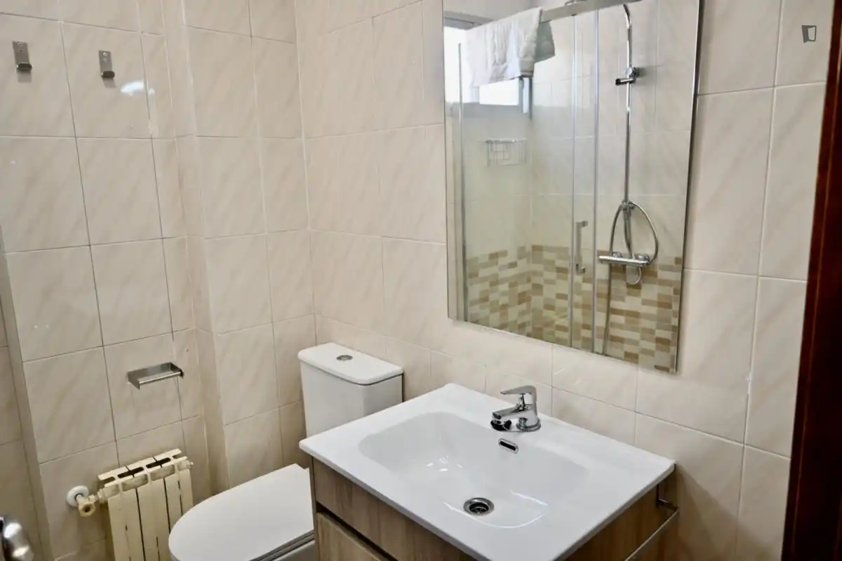 Bany de Apartament de lloguer en Madrid amb Aire condicionat, Calefacció i Moblat