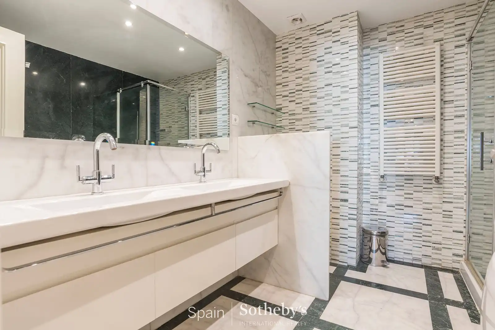 Bathroom of Apartments for rent in Madrid  with Air Conditioner, Heating and Storage room