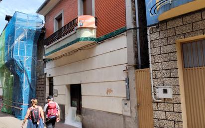 Vista exterior de Casa adosada en venda en Cacabelos amb Calefacció i Balcó