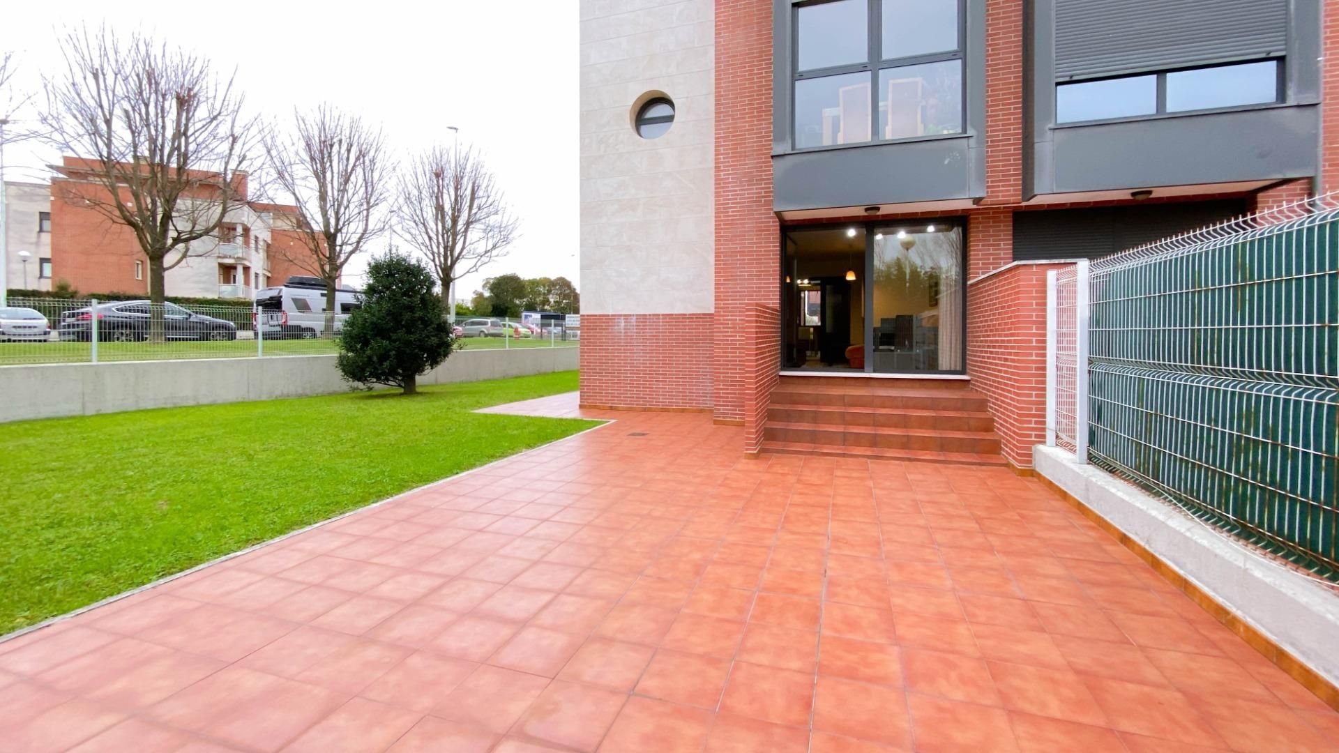 Vista exterior de Planta baixa en venda en Santa Cruz de Bezana amb Calefacció, Jardí privat i Terrassa