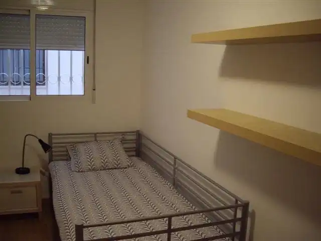 Schlafzimmer von Wohnung zur Miete in Valencia mit Klimaanlage