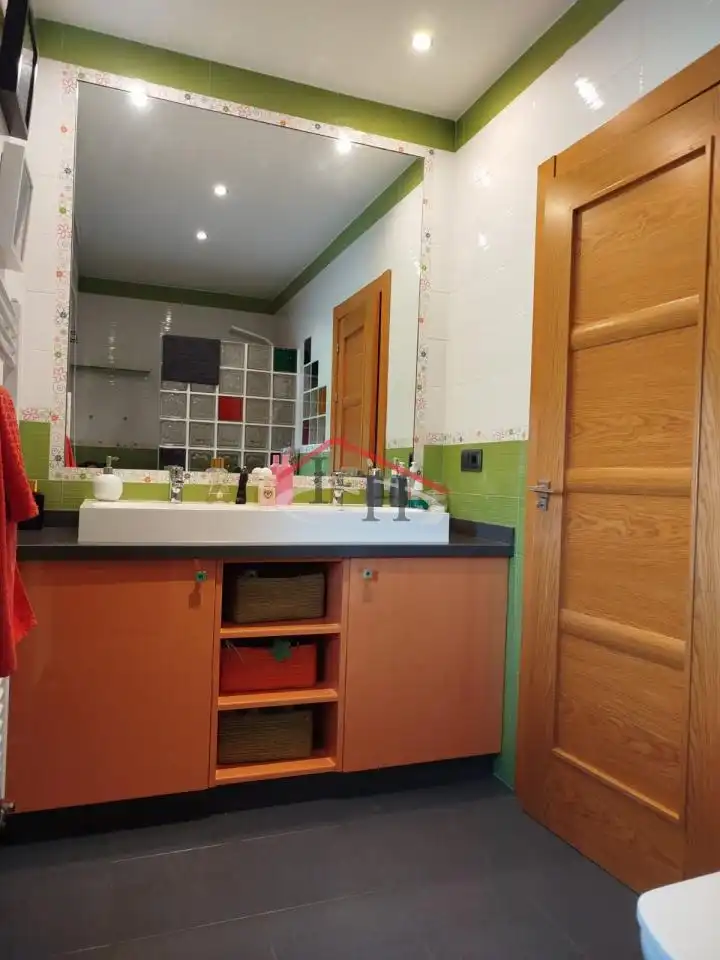 Bany de Casa o xalet en venda en Villadangos del Páramo amb Calefacció, Jardí privat i Piscina