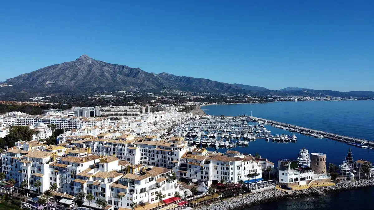 Vista exterior de Àtic en venda en Marbella amb Aire condicionat, Terrassa i Moblat