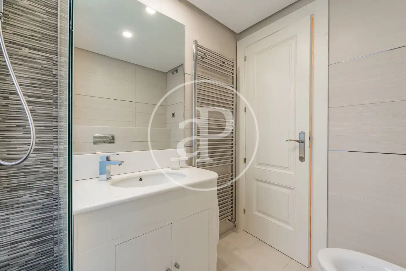 Bathroom of Flat for rent in Madrid  with Air Conditioner, Heating and Terrace
