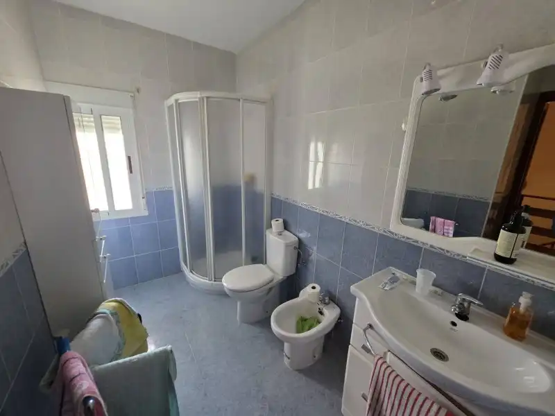Bany de Casa o xalet en venda en Valdeobispo amb Aire condicionat, Jardí privat i Terrassa