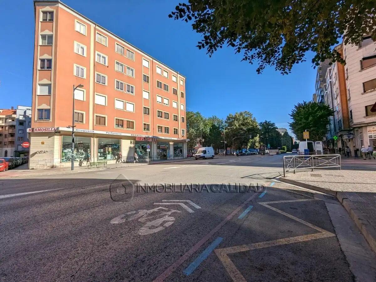 Vista exterior de Piso de alquiler en Burgos con Calefacción y Amueblado