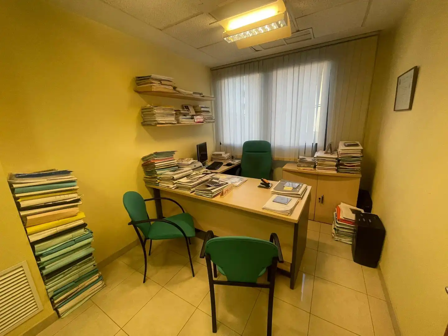 Büro zur Miete in Igualada mit Klimaanlage, Abstellraum und Möbliert