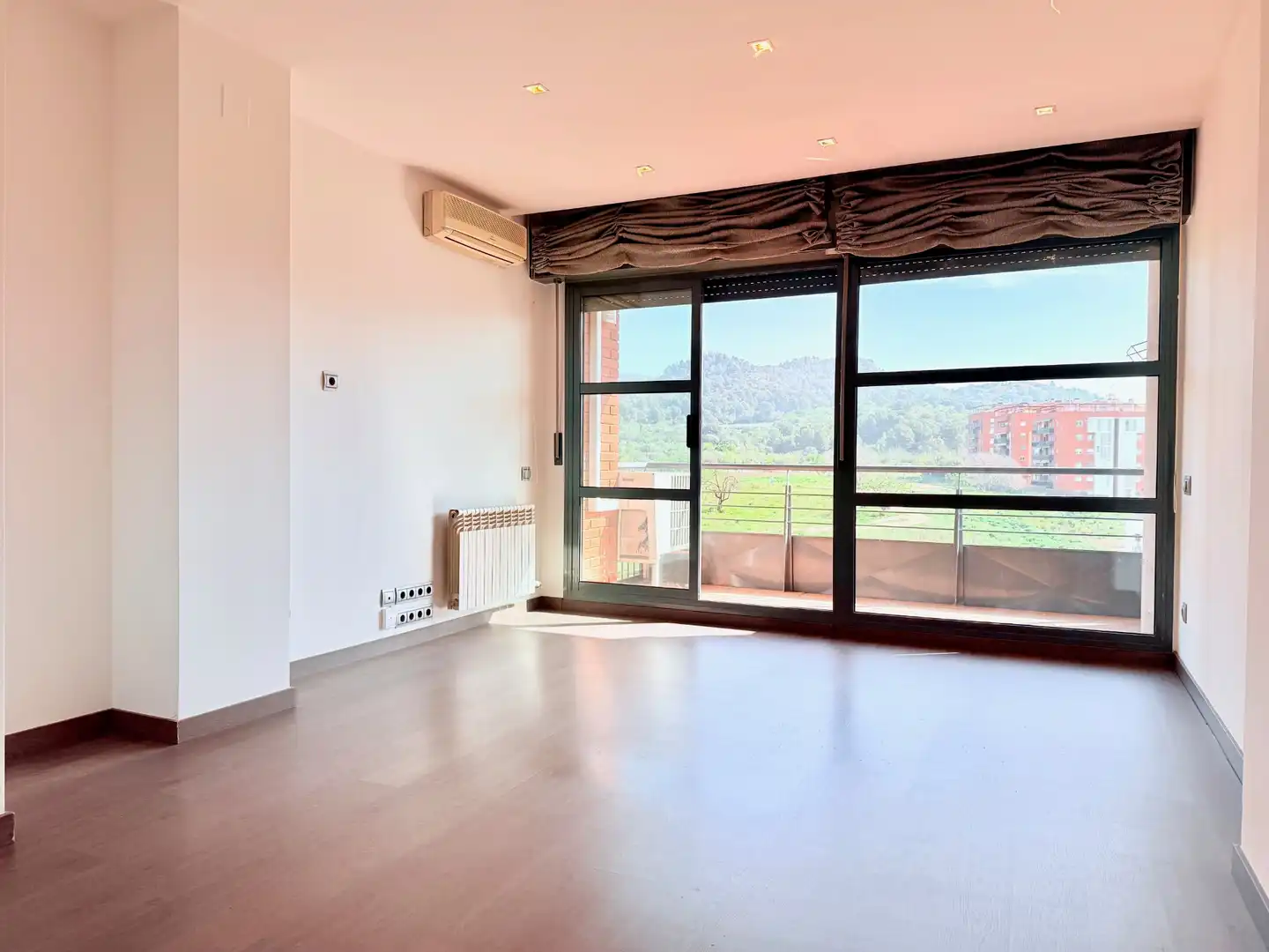 Sala de estar de Piso en venta en Sant Feliu de Llobregat con Aire acondicionado, Calefacción y Parquet