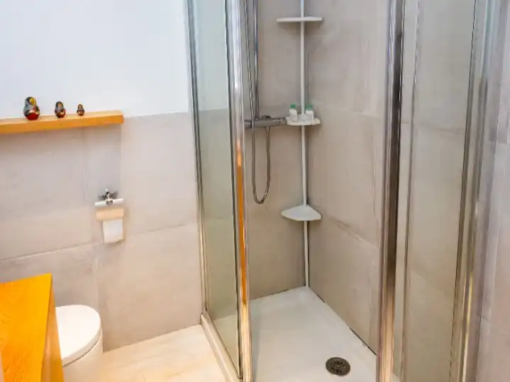 Bany de Apartament de lloguer en Madrid amb Aire condicionat, Calefacció i Moblat