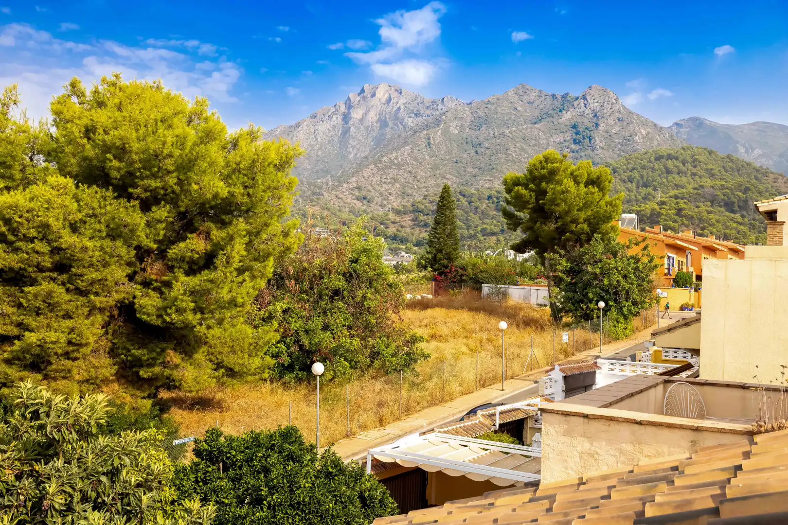 Vista exterior de Casa adosada en venda en Marbella amb Terrassa i Traster