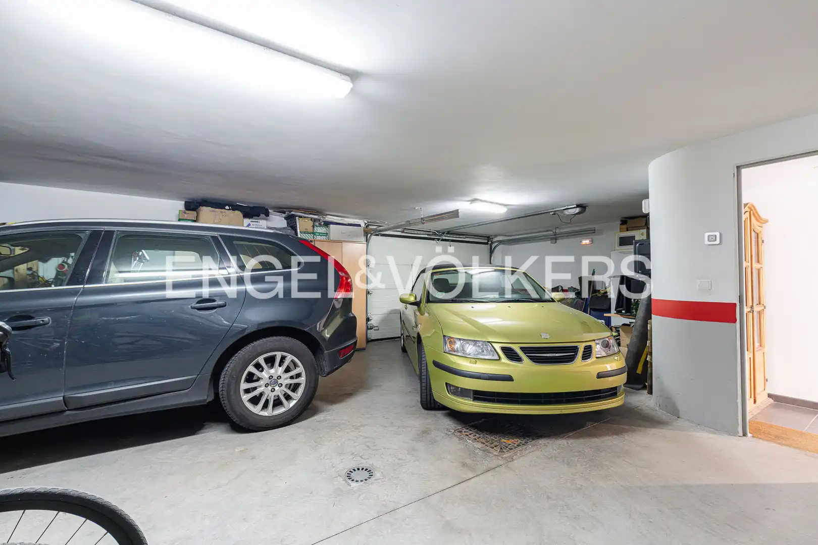 Parking de Casa adosada en venta en Las Rozas de Madrid con Aire acondicionado, Calefacción y Jardín privado