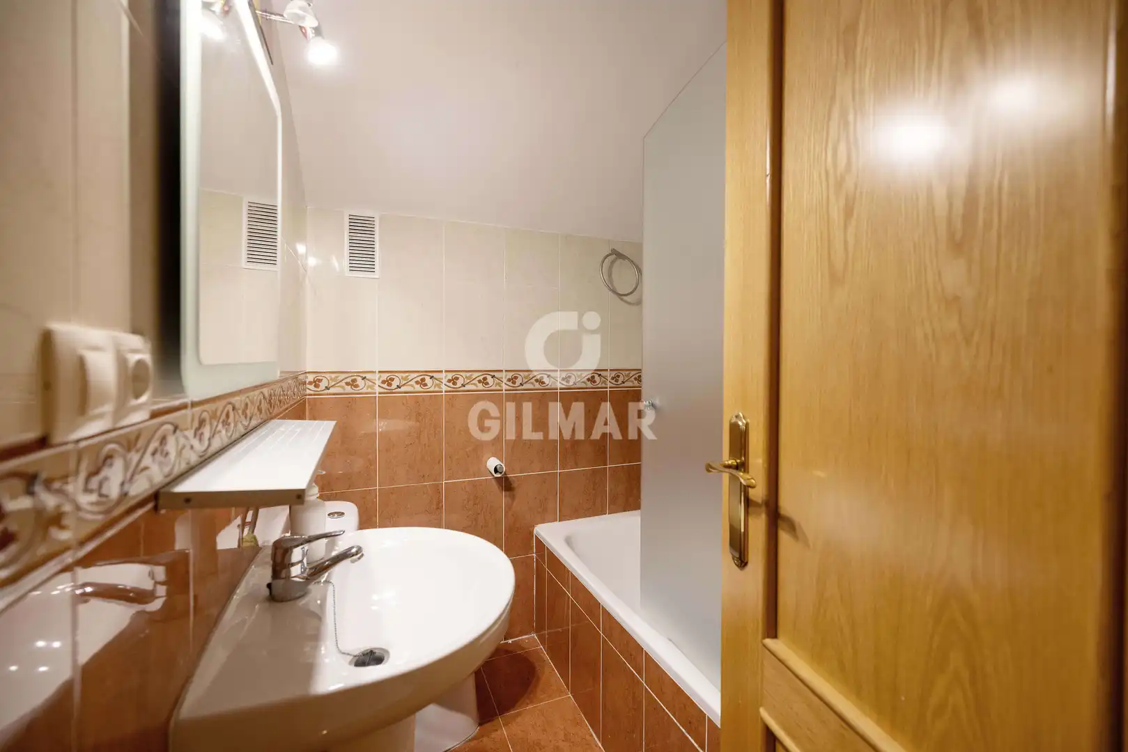 Baño de Dúplex en venta en Fuengirola con Calefacción, Trastero y Piscina