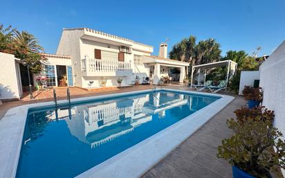 Piscina de Casa o xalet en venda en La Manga del Mar Menor amb Aire condicionat, Calefacció i Jardí privat