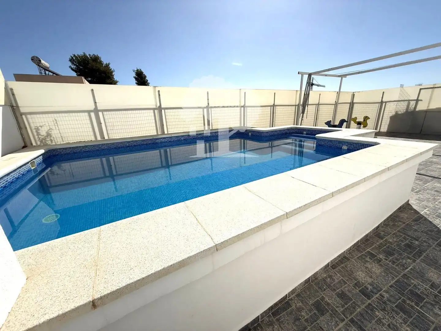 Schwimmbecken von Einfamilien-Reihenhaus zum Verkauf in Motril mit Klimaanlage, Heizung und Schwimmbad
