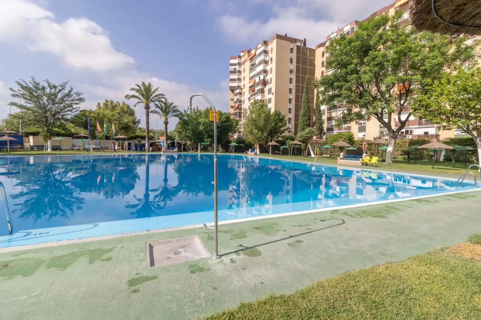 Piscina de Piso en venta en Sevilla con Aire acondicionado, Jardín privado y Piscina