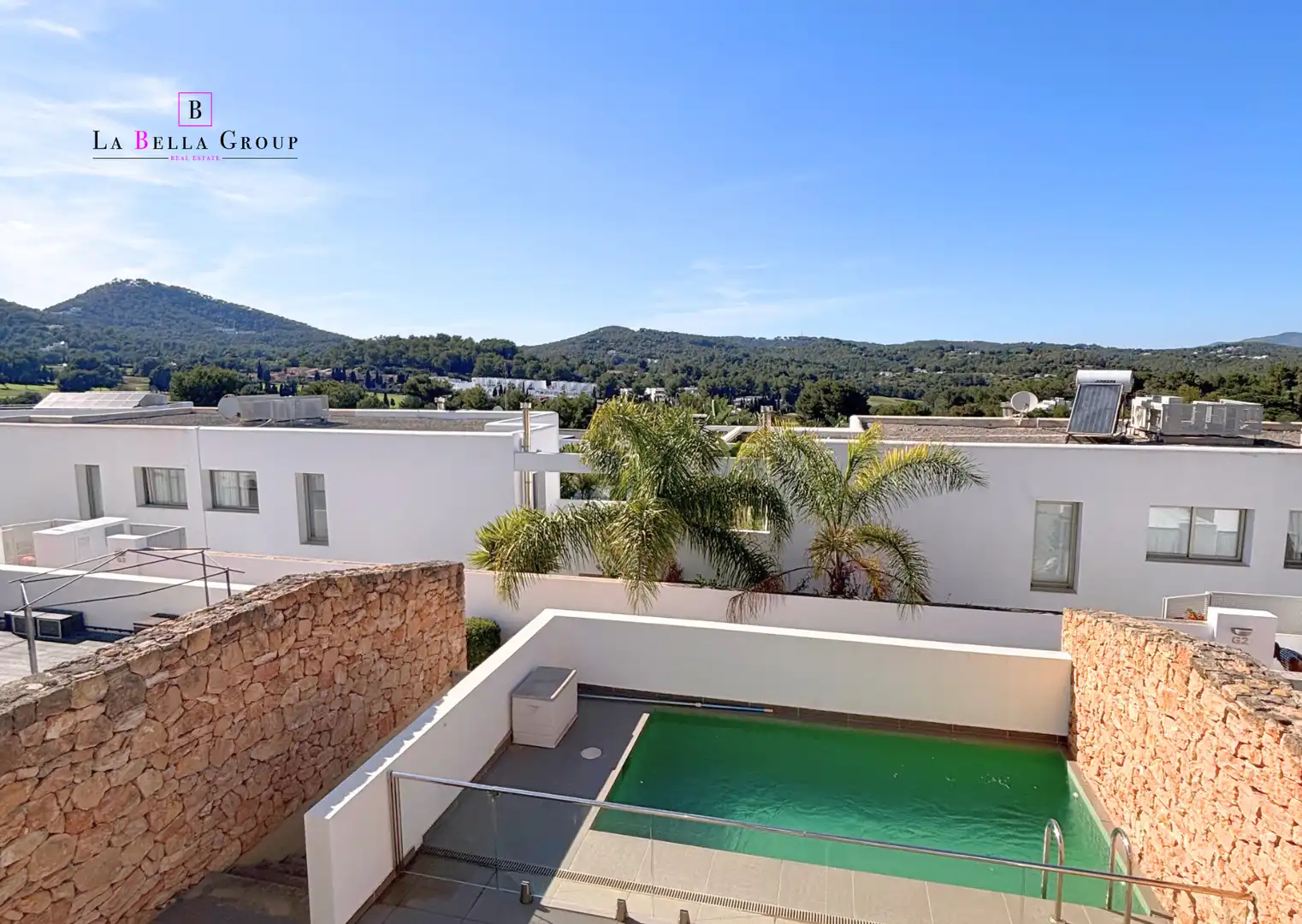 Außenansicht von Einfamilien-Reihenhaus zum Verkauf in Santa Eulària des Riu mit Klimaanlage, Heizung und Parkett