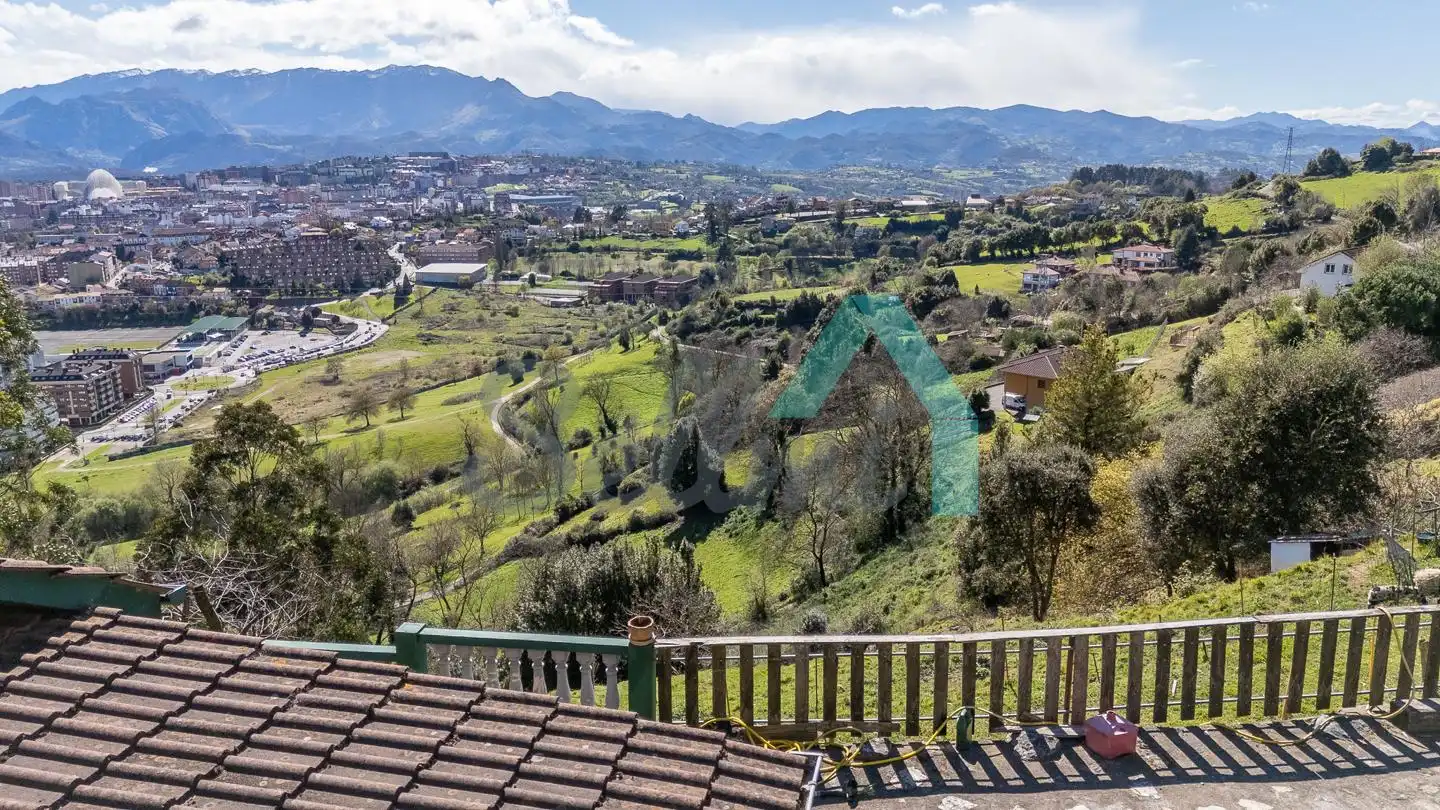 Jardí de Casa o xalet en venda en Oviedo  amb Jardí privat, Terrassa i Traster