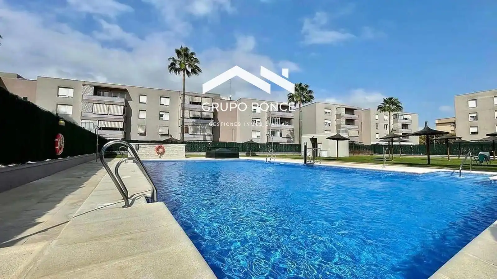 Vista exterior de Piso en venta en Jerez de la Frontera con Jardín privado, Trastero y Piscina