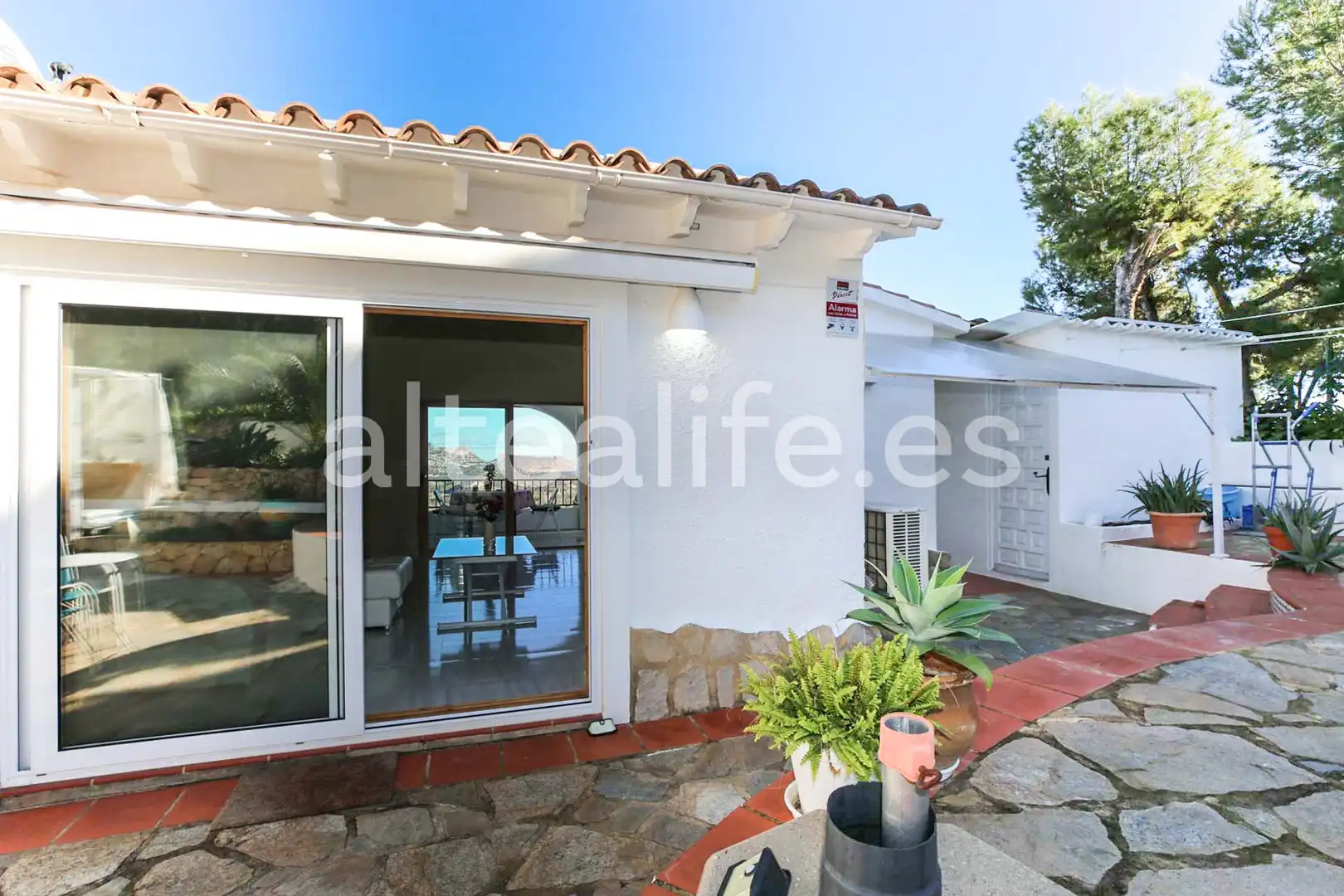 Vista exterior de Casa o xalet en venda en La Nucia amb Aire condicionat, Jardí privat i Terrassa