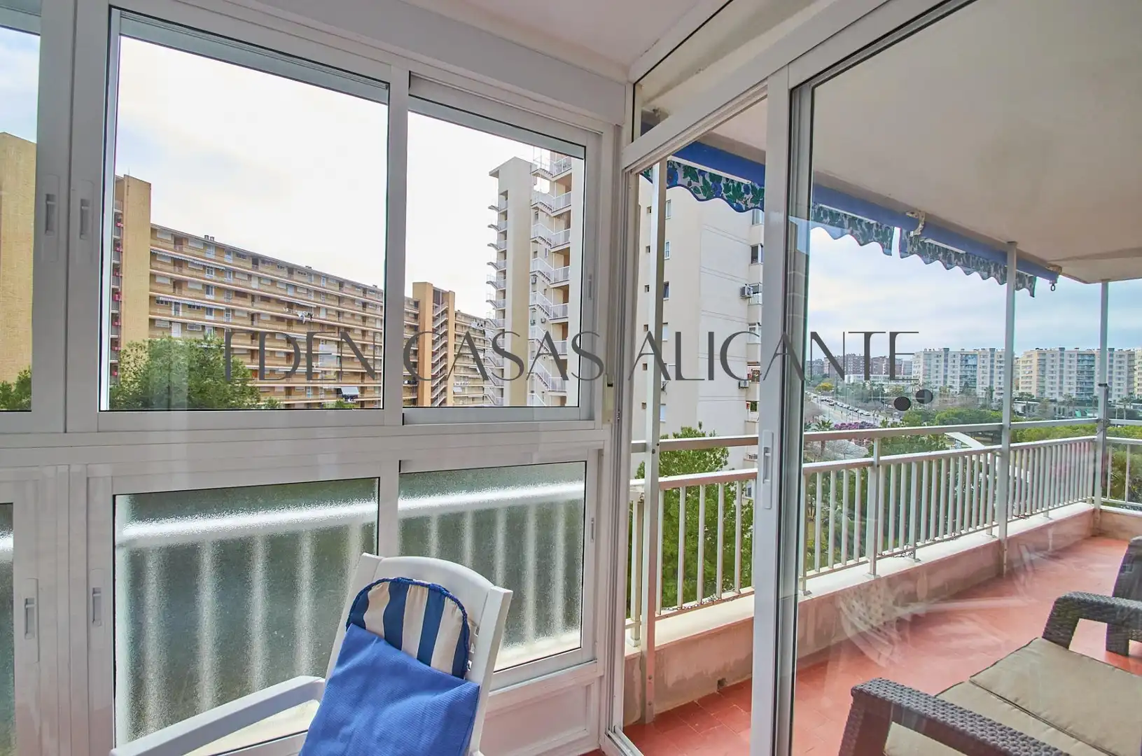 Terraza de Apartamento en venta en Alicante / Alacant con Terraza, Trastero y Amueblado