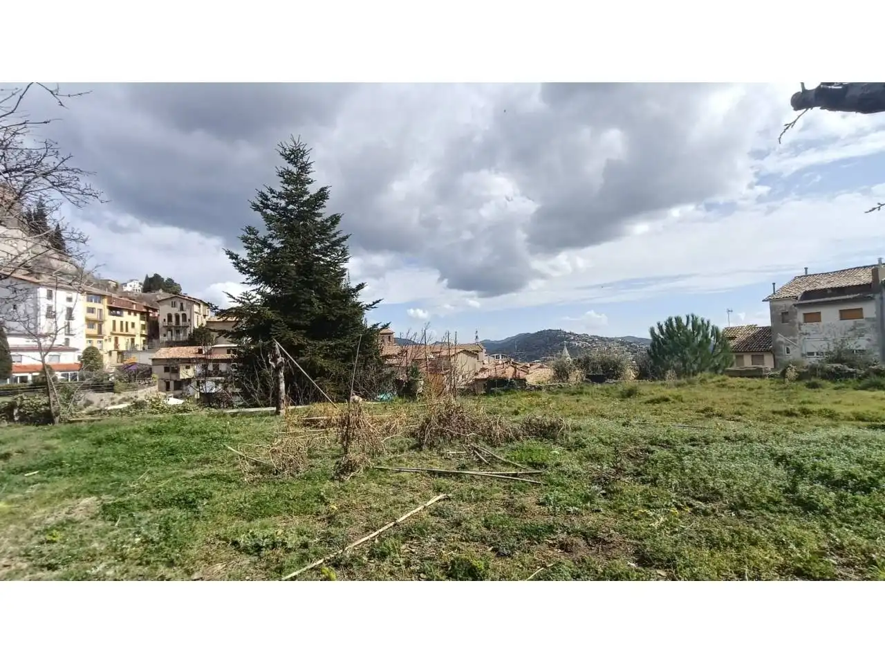 Rustikales Grundstück zum Verkauf in Berga