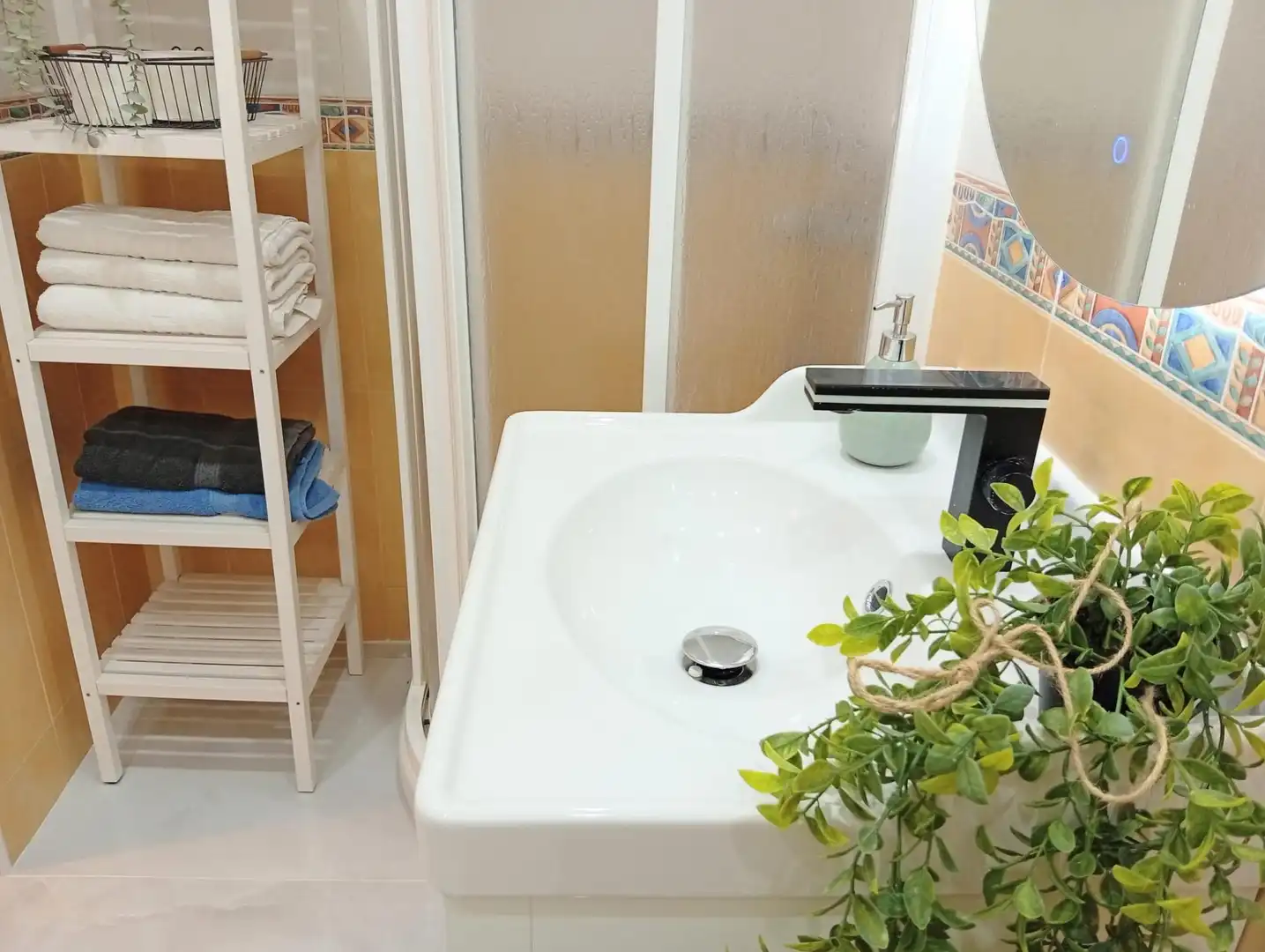 Bathroom of Flat for sale in Almería  with Air Conditioner and Terrace
