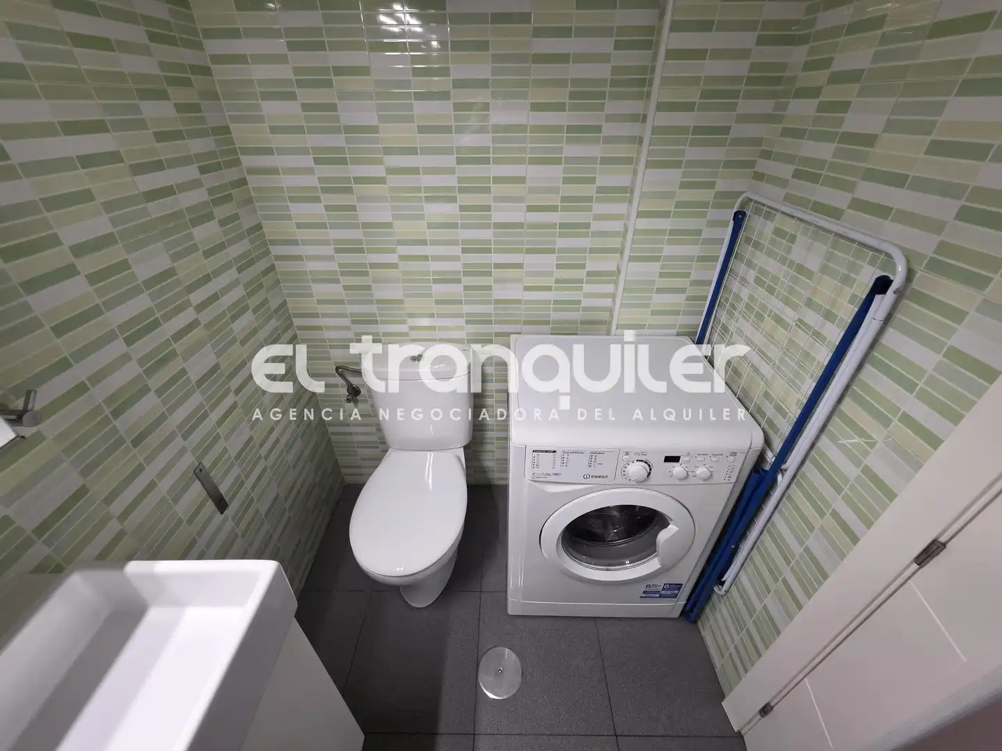 Bathroom of Study for rent in Madrid  with Air Conditioner, Parquet flooring and Washing machine