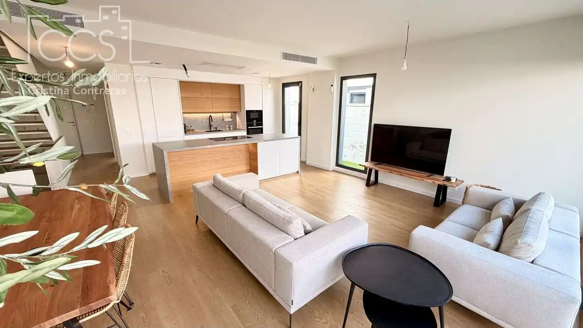 Sala d'estar de Casa adosada en venda en Mairena del Aljarafe amb Aire condicionat, Terrassa i Traster