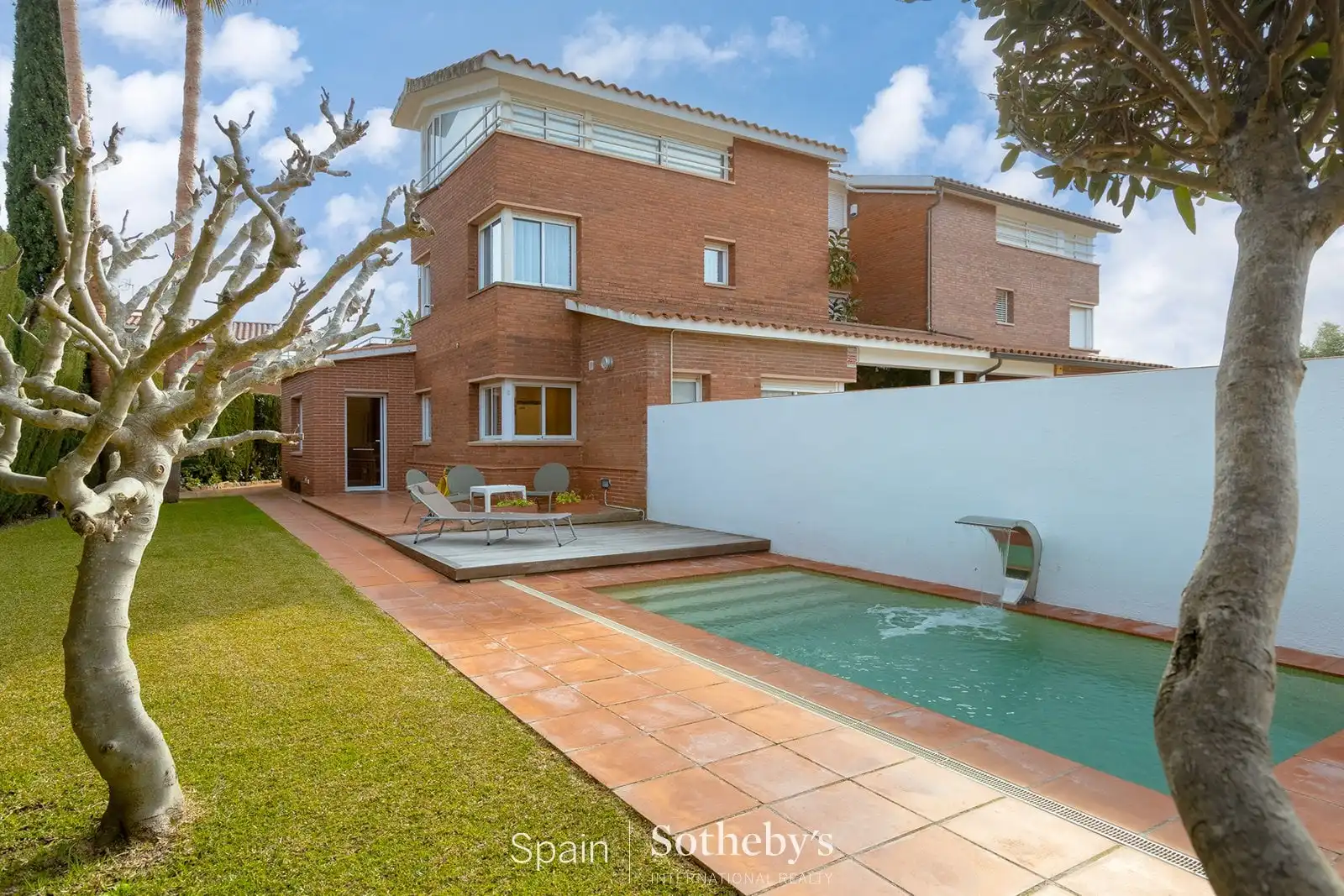 Casa aparellada amb piscina en venda a Carrer dels Oms