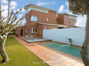 Casa bifamiliare con piscina in vendita a Carrer dels Oms
