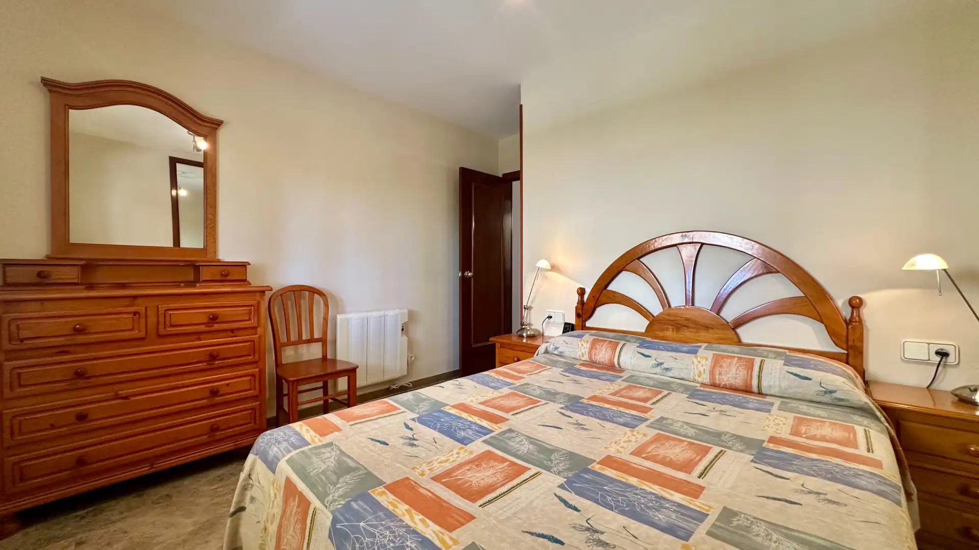 Schlafzimmer von Dachboden zum Verkauf in Salou mit Klimaanlage, Möbliert und Balkon