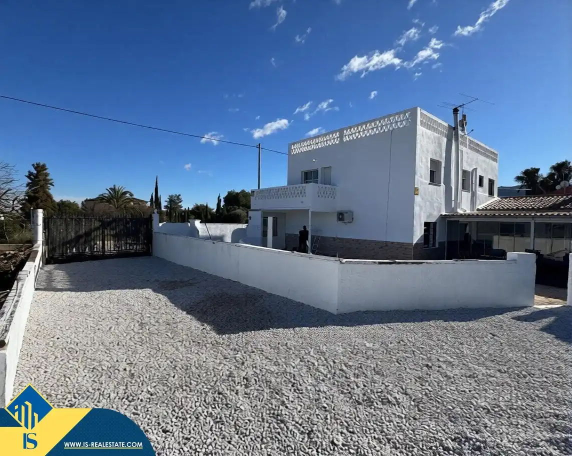 Vista exterior de Casa o xalet en venda en Alicante / Alacant amb Terrassa, Moblat i Piscina comunitària