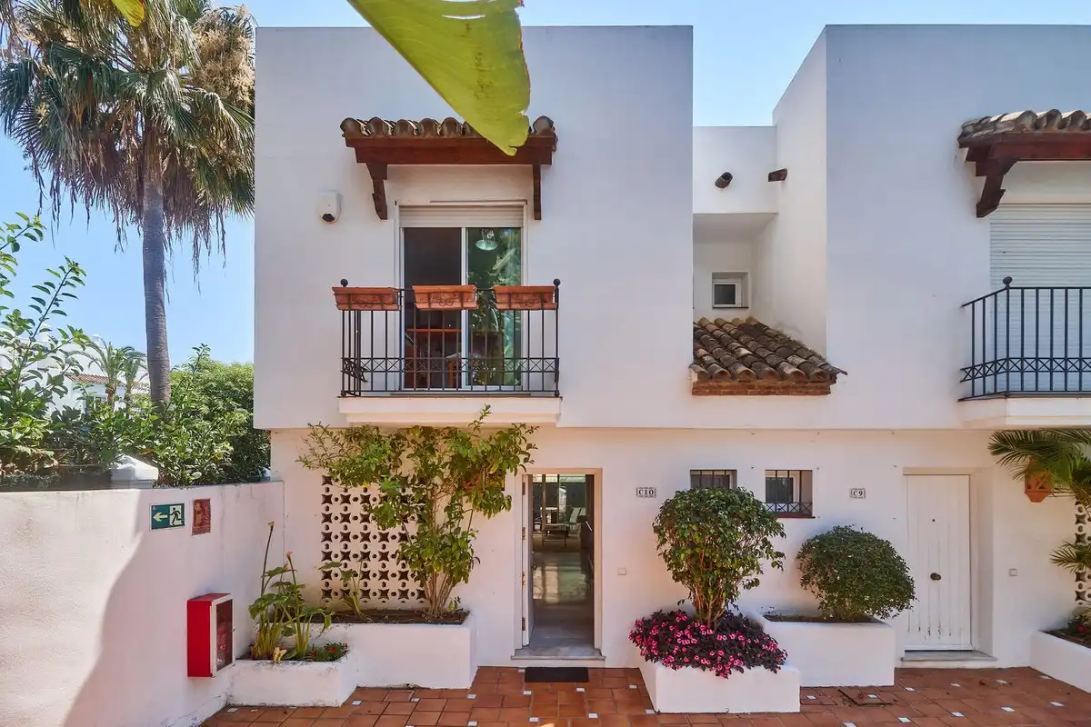 Vista exterior de Casa adosada en venta en Marbella con Aire acondicionado, Jardín privado y Terraza