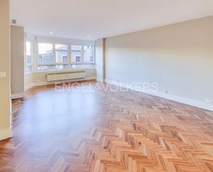 Sala d'estar de Apartament de lloguer en  Madrid Capital amb Aire condicionat, Calefacció i Parquet