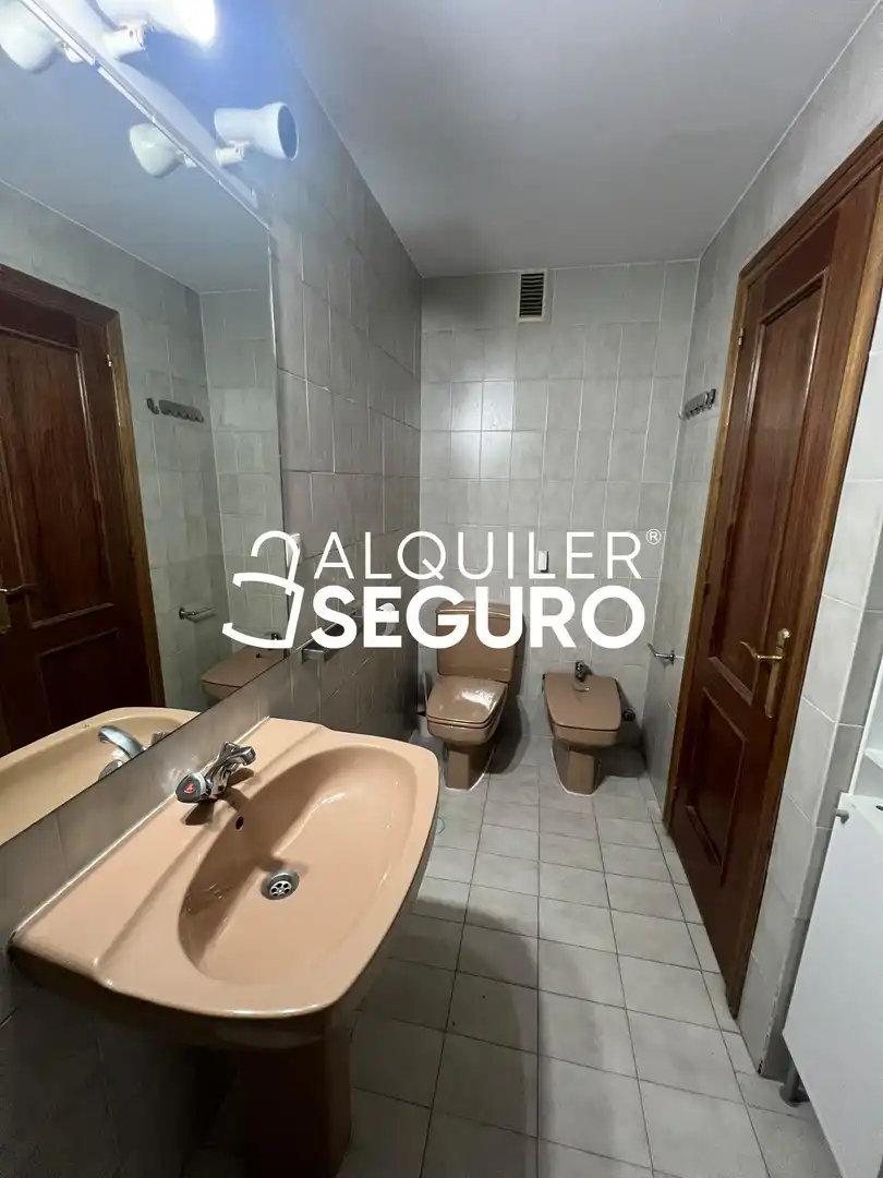 Bathroom of Flat for rent in Madrid  with Air Conditioner and Heating