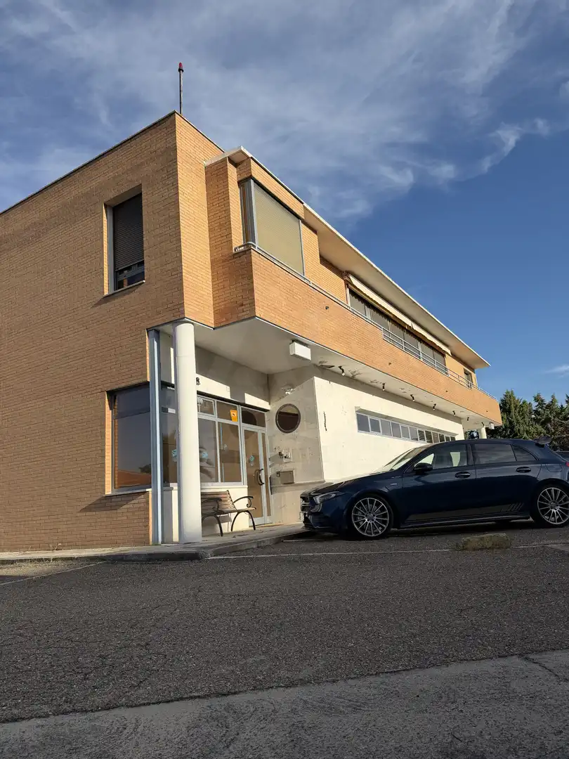 Vista exterior de Edifici en venda en Medina del Campo