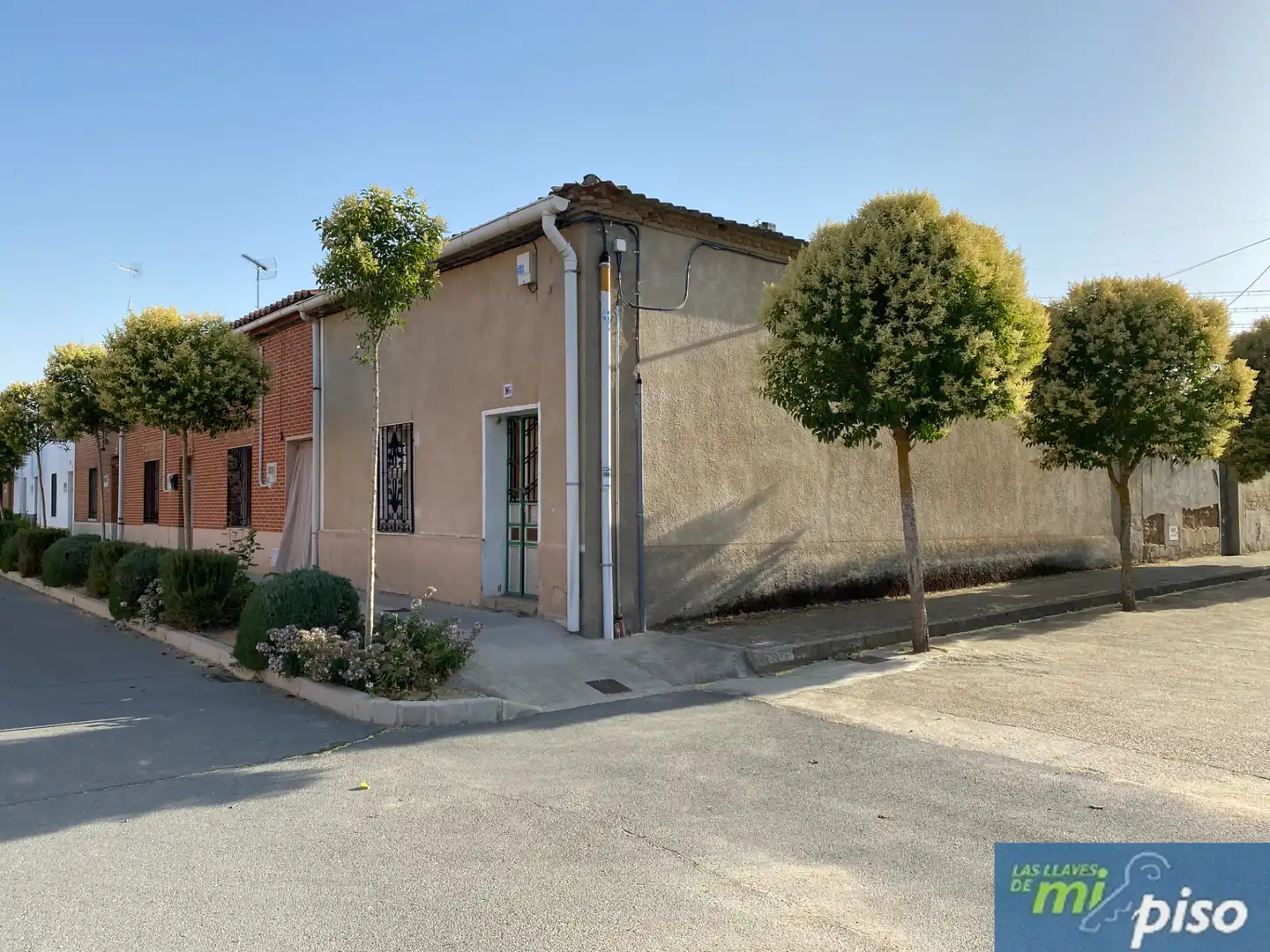 Vista exterior de Casa adosada en venda en Rueda amb Jardí privat, Terrassa i Traster